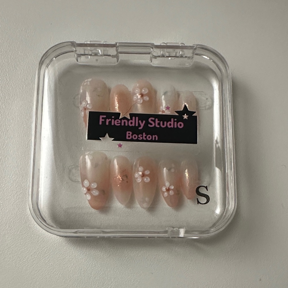Friendly Studio Boston Floral Press-On Nails